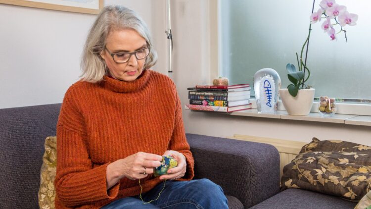 Mirjam Gielen stitching at home. Photo: Anna van Rijn.